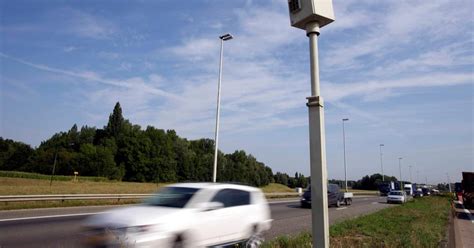 Excès de vitesse record: un conducteur flashé à 388 km/h sur une ...