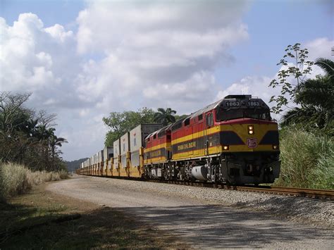 File:Panama Canal Railway - Container Train.JPG - Wikimedia Commons