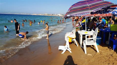 Sur les plages à Oran le burkini côtoie le bikini TSA