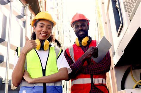 Dos Ingeniero Industrial Afroamericano Hombre Y Mujer Que Usan