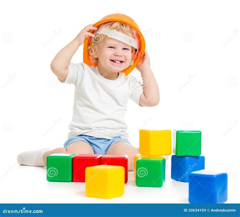 Menino Feliz Da Crian A No Capacete De Seguran A Que Joga Blocos De