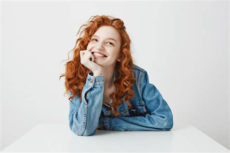 Heureuse Belle Fille Aux Cheveux Bouclés Et Taches De Rousseur Souriant