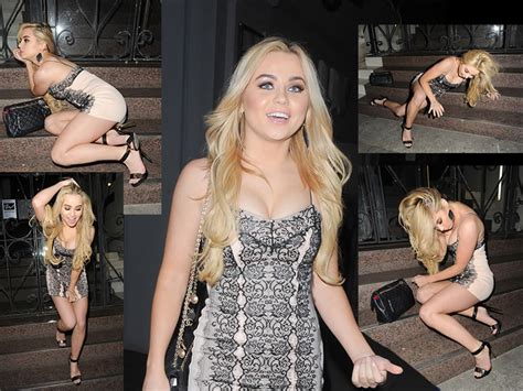 Melissa Reeves In Hot Legs UpskirtSTARS