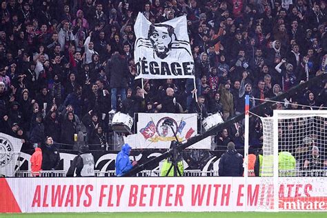 Toko Ekambi Cartonne L OL Et Ses Supporters