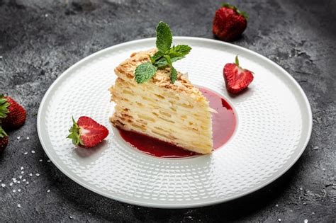 Tarta rusa clásica napoleón con crema cremosa de vainilla manzanas y