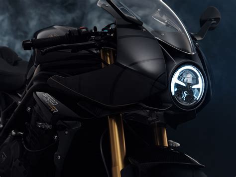 Una Triumph Speed Triple 1200 Rr Al Más Puro Estilo James Bond