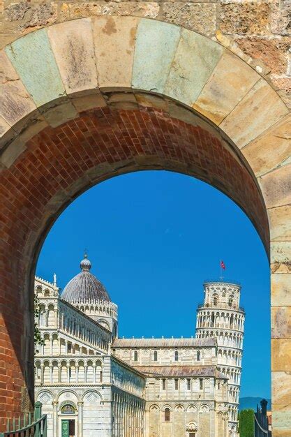 A Famosa Torre Inclinada Em Pisa It Lia Lindo C U Azul Foto Premium