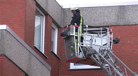 Nonstopnews Feuer In Wohnblock Rauch Schneidet Zahlreichen