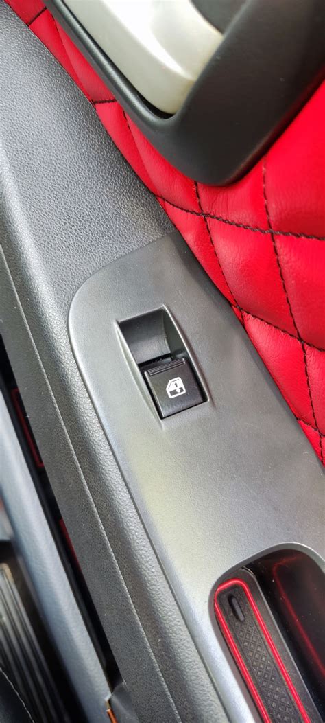 Кнопка стеклоподъёмника. — Lada Приора седан, 1,6 л, 2013 года ...