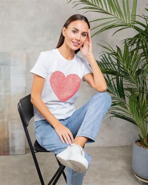 @frescas_fashion on Instagram: “Белая футболка с большим сердцем…”