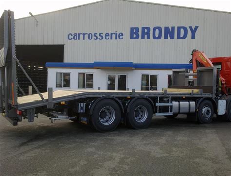 Portes Engins 8x4 Avec Une Grue Dos Cabine Brondy