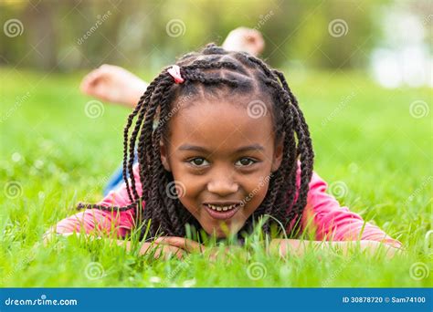 Portrait Extérieur Dune Jeune Fille Noire Mignonne Souriant Pe Africain Photo Stock Image