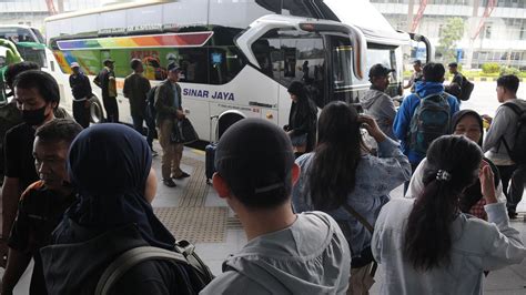 Terminal Pulogebang Jakarta Terus Dipadati Pemudik Foto Liputan