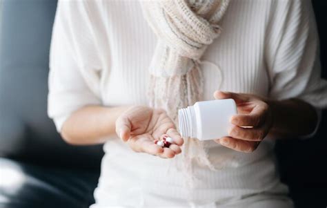 Pastillas En Las Manos De Un Anciano Dolorosa Vejez Cuidar La Salud De