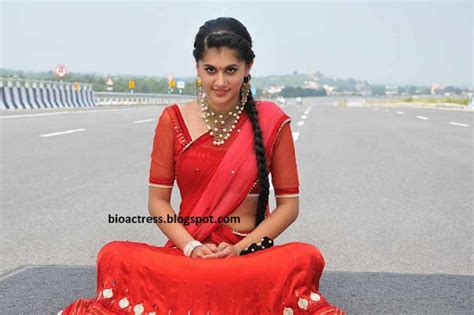 Taapsee Pannu Exposing Hot And Sexy In Saree