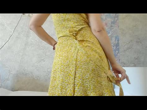 MILF cachonda con coño peludo goteando se folla con un juguete mientras su joven esposo está en