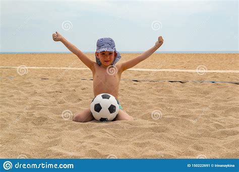 Durante O Dia O Futebol Das Brincadeiras Na Praia Imagem De Stock