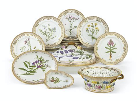 A ROYAL COPENHAGEN PORCELAIN 'FLORA DANICA' PART SERVICE