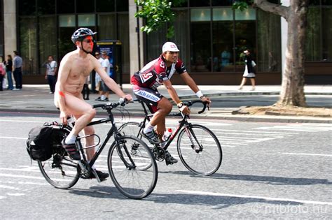 World Naked Bike Ride avagy Critical Mass ruha nélkül mtb fotó