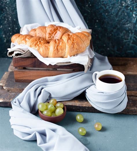 Ein Stück Käsekuchen mit Schokoladenganache und einer Tasse Tee