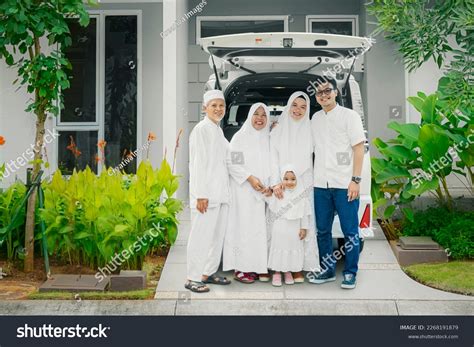 Three Generation Happy Muslim Family Smiling Stock Photo 2268191879 ...