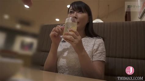 2 Girls Met At An Izakaya With Whom Had A Threesome And Checked Her Pussy At The Spreading Legs