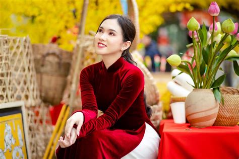 Hot girl miền Tây khoe nhan sắc ngọt ngào trong tà áo dài đón Tết Báo Dân trí