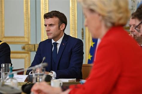 Guerre En Ukraine Emmanuel Macron Maintient Le Dialogue Avec Vladimir