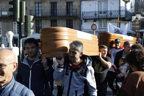 Miles De Personas Toman Las Calles De Santiago En Defensa De La Sanidad