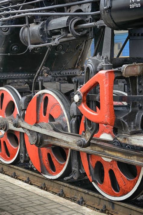 Het Mechanisme Van De Treinaandrijving En Rode Wielen Van Een Oude