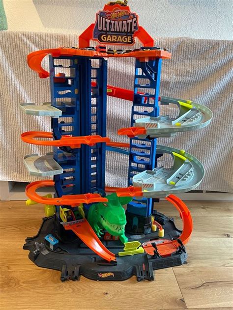 Hot Wheels Megacity Parkgarage mit Robo T Rex Angriff Gebraucht in Uster für CHF 20 nur