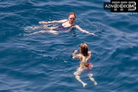 Kate Hudson Sexy Seen Showing Off Her Stunning Figure In An Orange Bikini At The Beach In Italy