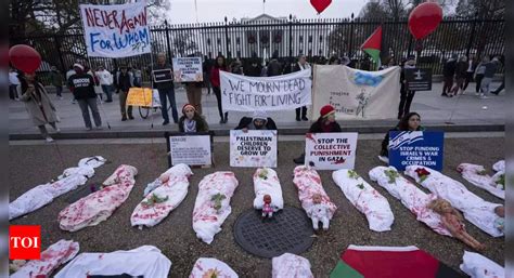 Nyc Protesters Nyc Protesters For Gaza Ceasefire Hold Mock Funeral