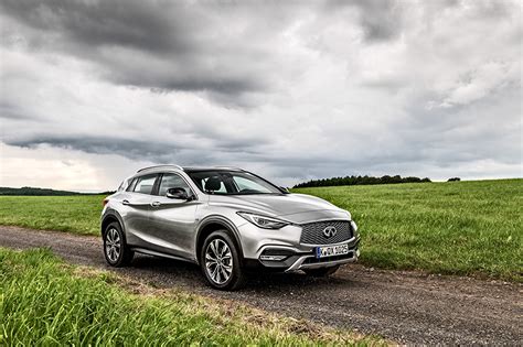 Картинка Инфинити 2016 QX30 2.2d AWD серебряный машины
