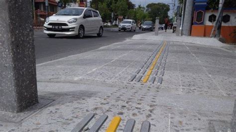 Tak Hanya Guiding Block Anggrek Di Pedestrian Suroto Yogyakarta Juga