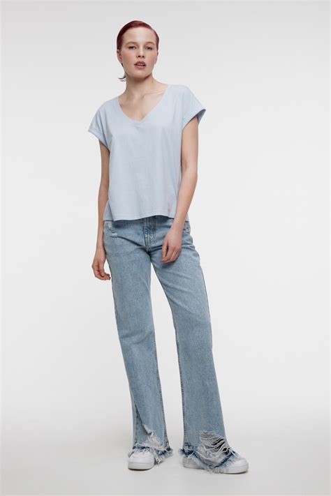 Футболка хлопковая с v-вырезом и подвернутыми рукавами 2221416429, цвет ...