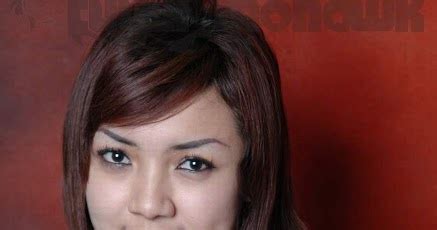 Pose Bikini Model Cantik Semok Cewek Imut Bugil