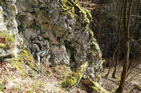 Độc đáo bộ ảnh thiếu nữ nude ngụy trang giữa thiên nhiên