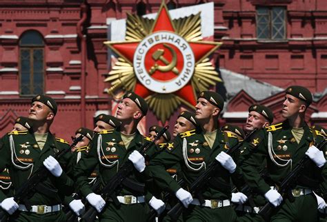 Russie Poutine s offre un défilé patriotique pour célébrer l armée rouge