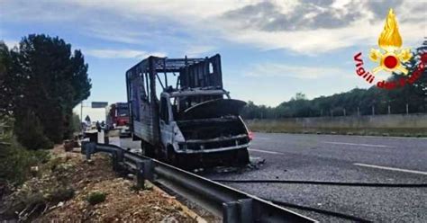 Puglia Furgone Prende Fuoco Sulla Statale L Incendio In Provincia Di