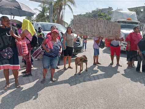 Bloquean Damnificados En Paso Limonero Para Exigir Entrega De Enseres