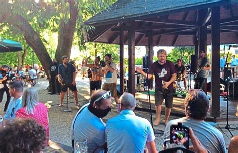 Großartige 30 Minuten mit LaBrassBanda im Biergarten