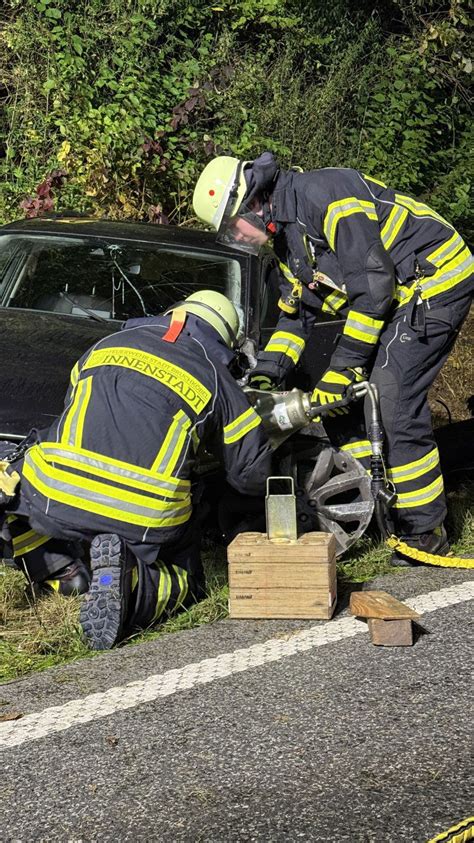 Schwerer Verkehrsunfall Auf Der B 45 Drei Menschen Verletzt