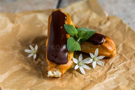 Sobremesa Francesa Tradicional Eclair Crosta De Gelo Do Chocolate