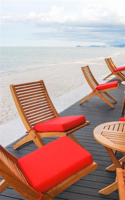 Tableau Avec Des Chaises Sur La Plage Sablonneuse Photo Stock Image