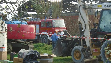 Capannone Bruciato Guerra Alla Cenere