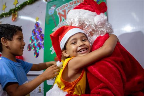 Crianças Recebem Presentes De Campanha Papai Noel Dos Correios