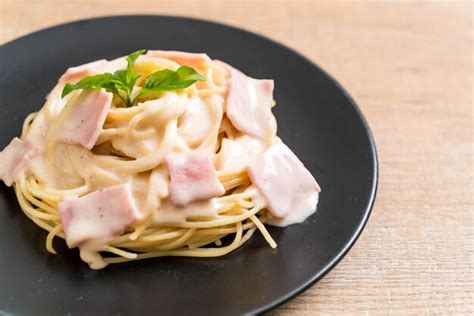 Premium Photo Spaghetti Carbonara Ham