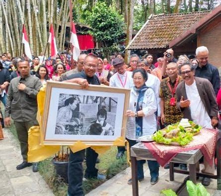 Resmikan Patung Bung Karno Di Oemah Petroek Megawati Kenang Masa Kecil