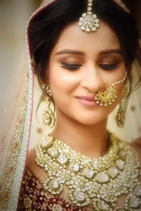 Bridal Makeup Bride Wearing A Gold Choker With A Nude And Red Lips Makeup Gold Jewelry Tikka